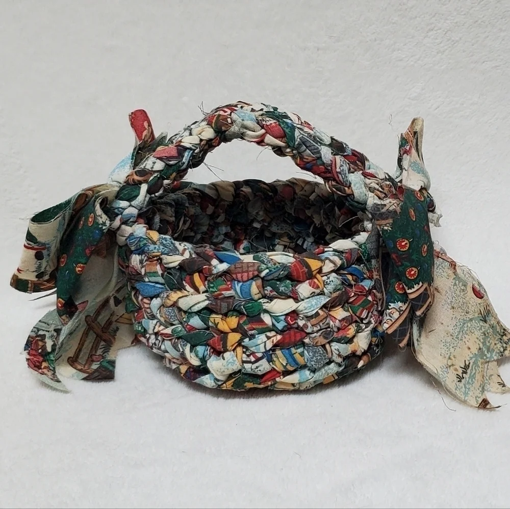 VINTAGE 70s Christmas Floral Ribbon Crochet Braided Large Side Bow Mini Baskets